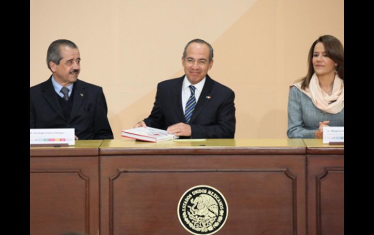 En la entrega del Premio Nacional de Acción Voluntaria y Solidaria 2010, Calderón, Margarita Zavala, y  el secretario de salud. NOTIMEX  /