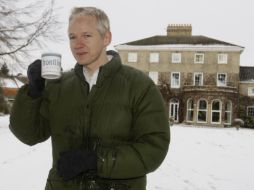 Aunque ya pasó su primera noche en libertad condicional, Julian Assange aún teme una inminente extradición a EU. AP  /