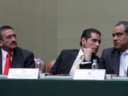 Roberto Marrufo, Enrique Aubry y Raúl Vargas firmaron el comunicado donde se informa sobre el préstamo solicitado. ARCHIVO  /