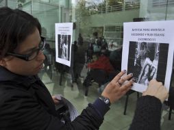 Activistas piden justicia para Marisela Escobedo y su hija, en las oficinas de la fiscalía en Ciudad Juárez, Chihuahua. AP  /
