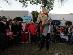Los alumnos y profesores festejaron estas fechas navideñas rompiéndo piñatas afuera de Casa Jalisco.E. BARRERA  /