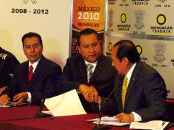 Francisco Blake Mora (centro) y Leonel Godoy acordaron acciones para combatir al crimen en Michoacán. EL UNIVERSAL  /