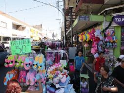 La calle Obregón es uno de los puntos donde falta mayor atención de la autoridad para regular el comercio informal. E. PACHECO  /