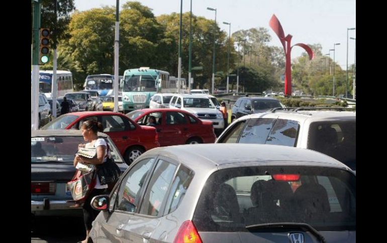 La vuelta a la izquierda sobre Vallarta para tomar Rafael Sanzio puede tardar varios minutos, sobre todo los fines de semana.A. CAMACHO  /