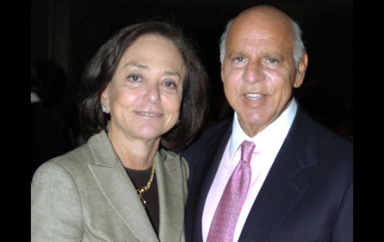 Imagen del año 2005 donde aparece Bárbara junto con su difunto esposo, Jeffry Picower.  /