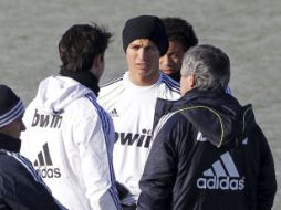 El director técnico, José Mourinho, platicó con sus jugadores al finalizar el entrenamiento previo al partido. EFE  /