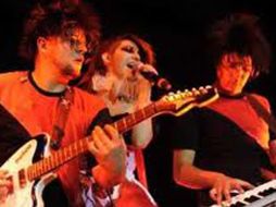 El dueto deleitó a los niños y adolescentes. ESPECIAL  /