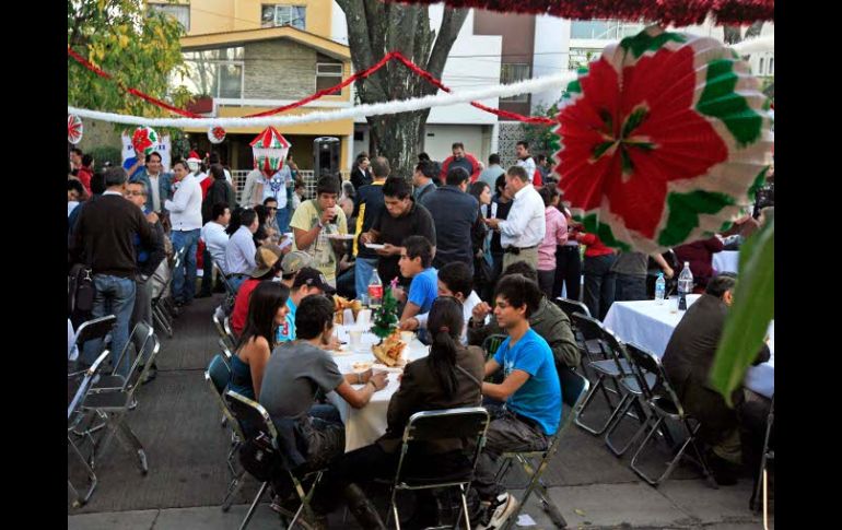 Ayer, estudiantes y académicos de la UdeG realizaron una posada-manifestación en las afueras de Casa Jalisco. E. BARRERA  /