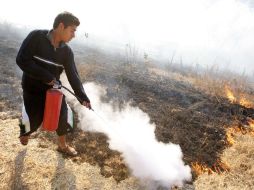 Vecinos cercanos, personal de Protección Civil y Bomberos de Zapopan coadyuvaron a sofocar el incendio. A. CAMACHO  /