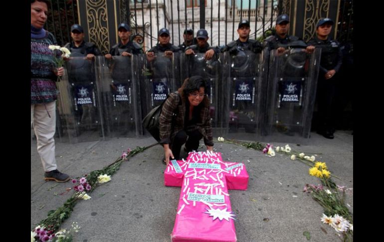 Familiares y amigos de la activista Marisela Escobedo acuden a su sepelio. EFE  /