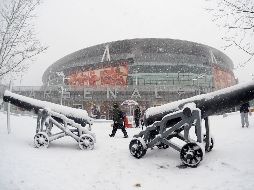 El Emirates Stadium de Londres, casa del Arsenal, quedó cubierto de nieve. AP  /
