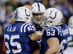 Peyton Manning es felicitado por sus compañeros de equipo. AP  /