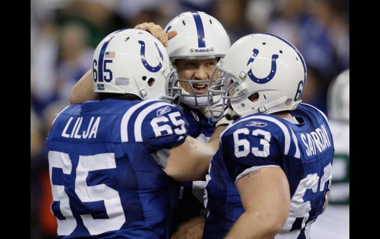 Peyton Manning es felicitado por sus compañeros de equipo. AP  /