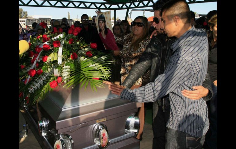 Familiares y amigos de la activista Marisela Escobedo acuden a su sepelio en Ciudad Juárez. EFE  /