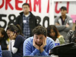Estudiante de la Universidad de California se muestra cabizbajo por la resolución del Senado durante la cobertura televisiva. AP  /