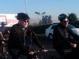 Emilio González (izq.) y Miguel Castro Reynoso, durante su recorrido por carretera a Chapala. T. VILLASEÑOR  /