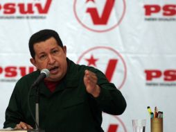 Hugo Chávez habla  durante una reunión con miembros del Partido Socialista Unidos en Caracas. AFP  /