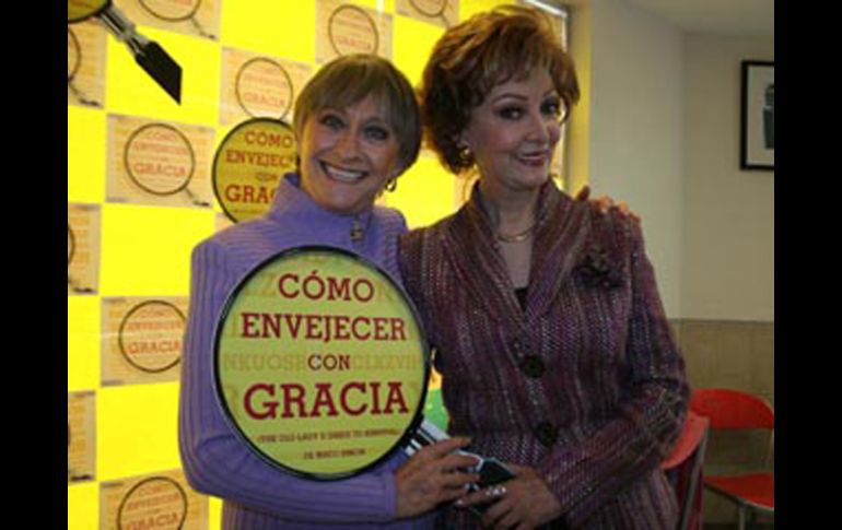 Las dos actrices develaron su placa de las 400 representaciones de 'Cómo envejecer con gracia'. ESPECIAL  /