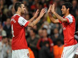 El jugador español Cesc Fábregas festejando junto al mexicano Carlos Vela. MEXSPORT  /