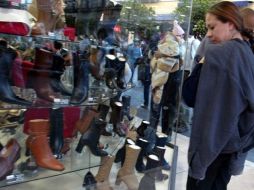 El calzado y las prendas de vestir son los artículos que están en primer instancia en los compradores. ARCHIVO  /