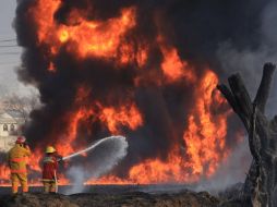 Aspecto de la labor de bomberos por apagar las llamas tras la explosión de un ducto de Petróleos Mexicanos en Puebla. EFE  /