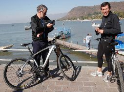Emilio González (izq) y Miguel Castro, llegaron a Chapala cerca de las 10:30 de la mañana. S. NÚÑEZ  /