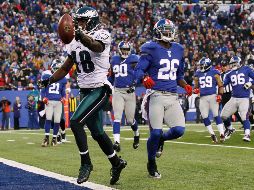 Jeremy Maclin (izq.) llega a la zona de anotación, luego de regresar una patada de despeje en la última jugada del encuentro. REUTERS  /