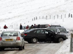 Fuertes nevadas volvieron a desquiciar el domingo los vuelos en gran parte de Europa y causar derrapes de vehículos. REUTERS  /