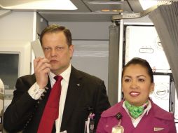 Enrique Beltranena habla con los pasajeros del vuelo inaugural entre Guadalajara y Chicago. J. VAZGARCI  /