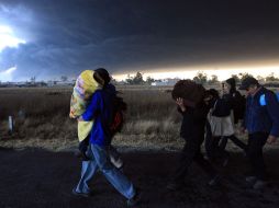 Habitantes de San Martín Texmelucan evacuan sus hogares en busca de un lugar más seguro. EFE  /