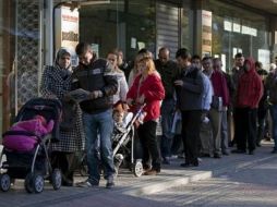 Desocupados hacen fila en la Oficina de Empleo de Madrid. AP  /