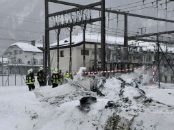Bomberos acordonan la zona donde la aeronave se impactó y posteriormente se incendió, cerca de la localidad suiza de Bever. EFE  /