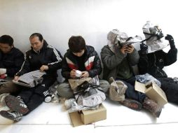 Civiles de Corea del Sur se prueban en la isla Yeonpyeong ante el probable ataque de Corea del Norte. AP  /