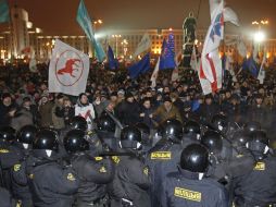 La Policía se enfrenta a los manifestantes en el Centro de Minsk, durante una protesta, por lo que consideran fraude electoral. EFE  /