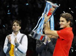 Rafael Nadla (izq.) y Roger Federer jugarán sus últims encuentros del 2010. AP  /