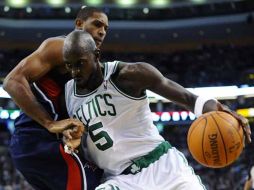 Kevin Garnett (der.) trata de entrar al aro para encestar a favor de los Celtics. EFE  /