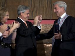 El Premio Nobel recibió el reconocimiento de manos del presidente de Chile Sebastián Piñera. EFE  /