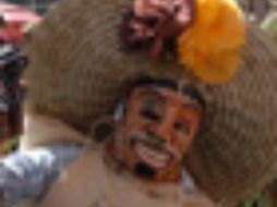 El Paseo del Pendón en una marcha de las danzas indígenas y mestizas del estado. NOTIMEX  /