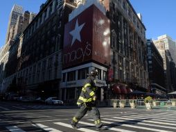 Un bombero cruza la calle 34, cortada por el equipo de desactivación de bombas de la policía de Nueva York. EFE  /