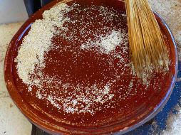 Un empleado realiza artesanalmente el tostado del amaranto. EFE  /