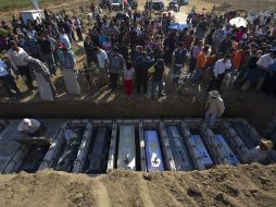 Parientes y amigos de la familia Medel, muertos en la explosión, asisten al funeral en San Martín Texmelucan. AFP  /