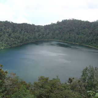 Diez invidentes guatemaltecos escalan un volcán
