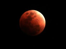 Durante un eclipse lunar total, la luna llena pasa por la sombra creada por la Tierra que cubre la luz del sol. ARCHIVO  /