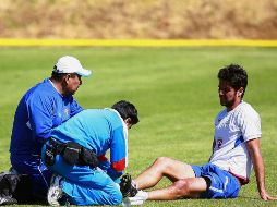 Horacio Cervantes es atendido por el cuerpo médico del Cruz Azul. MEXSPORT  /