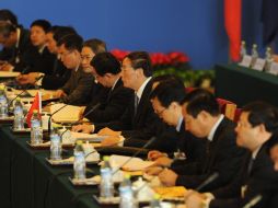 Viceprimer ministro chino, Wang Qishan (centro). AP  /