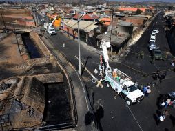 Personal de la CFE labora en la zona afectada por la explosión de ayer. EFE  /