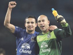 Tim Cahill y el arquero Howard festejan el triunfo del Everton. REUTERS  /