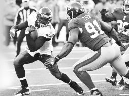 Michael Vick se empleó a fondo y fungió como un corredor en el último cuarto para sacar la victoria ante Nueva York. REUTERS  /