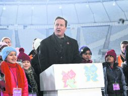 El primer ministro inglés, David Cameron, habla durante el encendido de las luminarias. AP  /