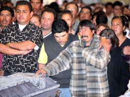 Aspecto de las misas de cuerpo presente oficiadas ayer, de las víctimas de la explosión en ductos de Pemex. EL UNIVERSAL  /